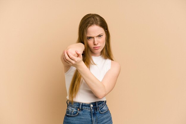 Nekpijn hebben als gevolg van stress, masseren en aanraken met de hand