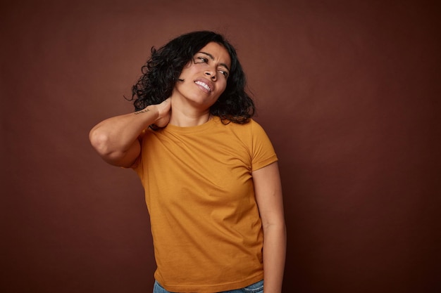 Nekpijn hebben als gevolg van stress, masseren en aanraken met de hand