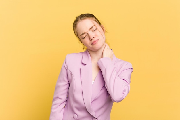 Nekpijn hebben als gevolg van stress, masseren en aanraken met de hand