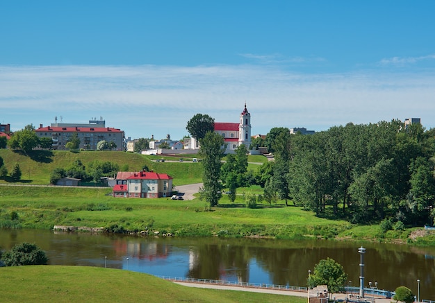 Neman rivier. Grodno, Wit-Rusland. Panorama van historisch centrum