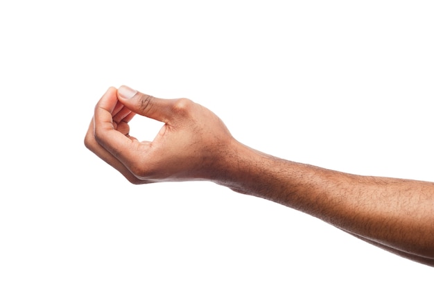 Foto nemen of vasthouden. uitgestrekte afro-amerikaanse mannenhand, man die lege palm op een witte geïsoleerde achtergrond houdt