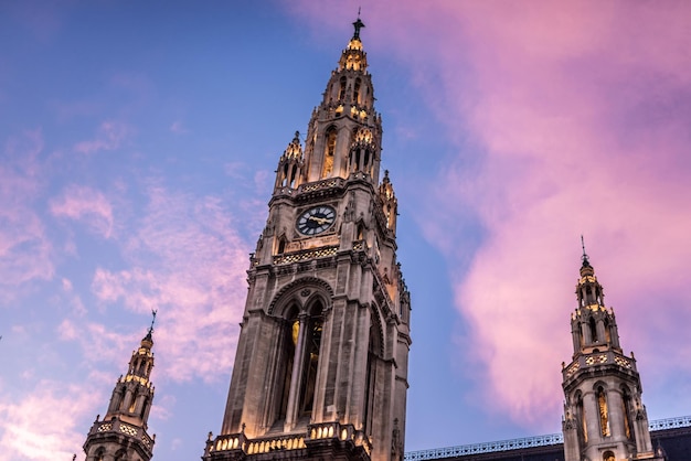 비엔나의 네오 고딕 양식의 시청사 시계탑