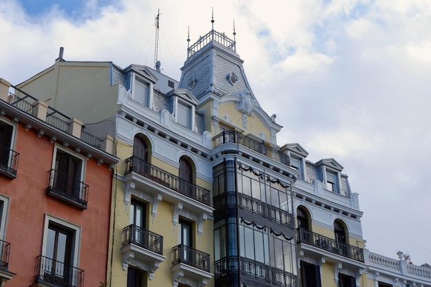 Neoklassieke barokke gevels met ramen, balkons en stucwerkversieringen in het centrum van Madrid, Spanje