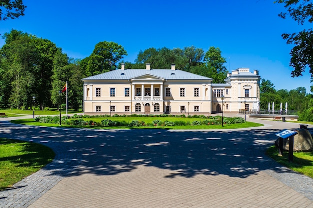 Neoklassieke stijlkenmerken en bepaalde eigenschappen van het landhuis van Jasiunai, Litouwen.