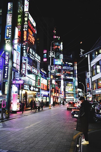 Foto strada della città del neon di notte