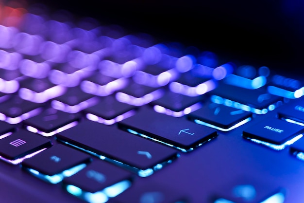 컬러 백라이트가 있는 네온 컴퓨터 키보드 컴퓨터 비디오 게임 해킹 기술 인터넷