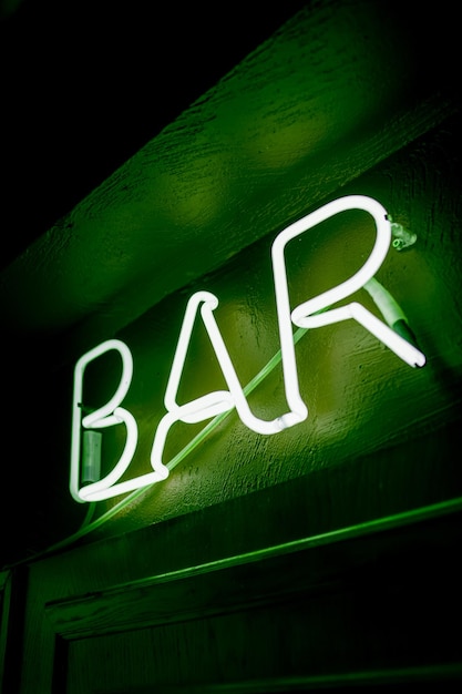 Neon inscriptie BAR aan de muur Neon inscriptie BAR in verschillende kleuren Neon inscriptie BAR