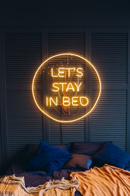 Neon inscriptie in de slaapkamer aan de muur