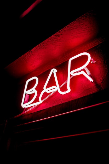 Foto iscrizione al neon bar sulla parete iscrizione al neon bar in diversi colori iscrizione al neon bar