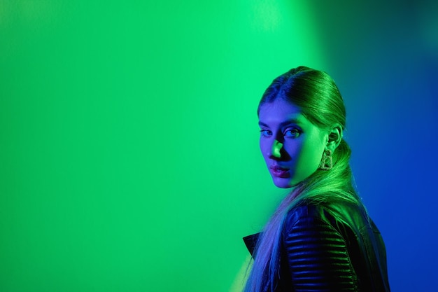 Neon licht vrouw reclame achtergrond groen blauw