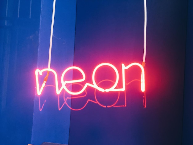 Foto luce al neon di notte