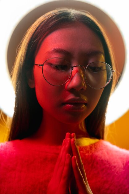 Photo neon light face prayer faith asian girl with halo