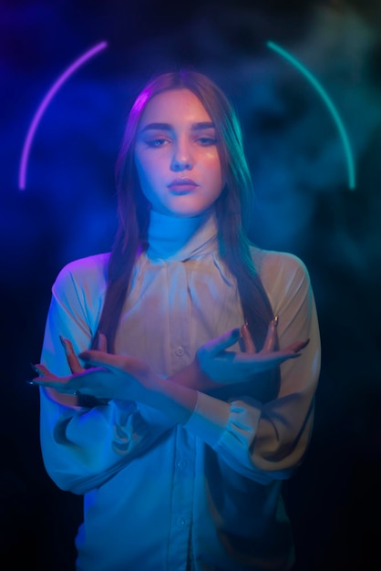 Foto luce al neon e ritratto di una ragazza