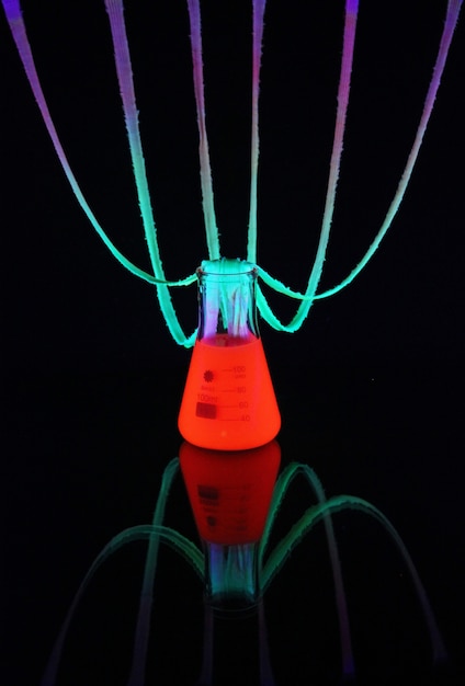 Foto neon paint experiment erlenmeyer