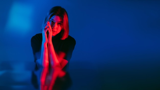 Neon portret kleur licht banner tederheid contemplatie verdrietig depressief gestoorde vrouw in roze blauw