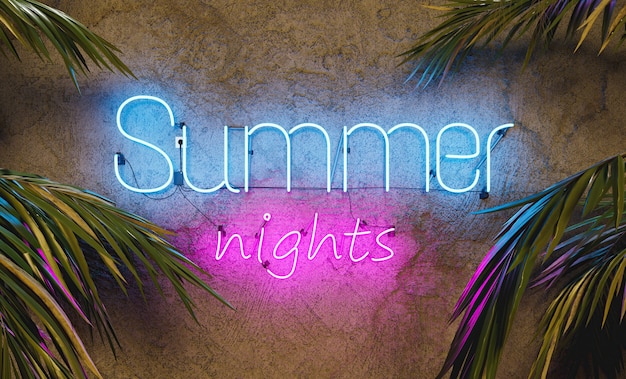 Insegna al neon sul muro di cemento con la parola summer nights e foglie di palma sui lati