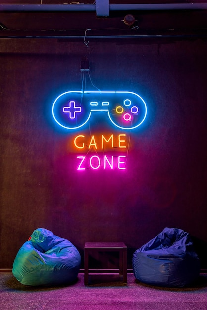 Foto fine del gioco dell'insegna al neon sul muro