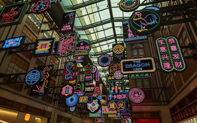 Foto neonborden reclame in chinatown creatief decor met lichte chinese borden vormen en hiërogliefen in dubai mall