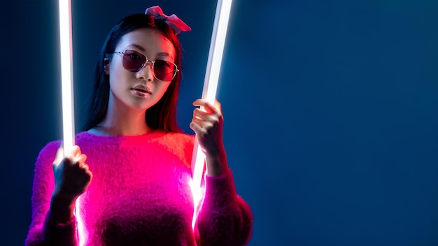 Neonlicht schoonheid cyberpunk meisje in glamour roze