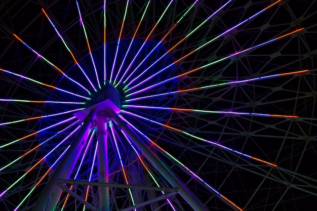 Foto neonlichten op reuzenrad