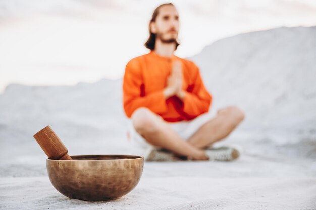 Foto nepal boeddha koperen klankschaal hipster man doet massagetherapie klankschalen geluidstherapie recreatie meditatie gezonde levensstijl en spa concept