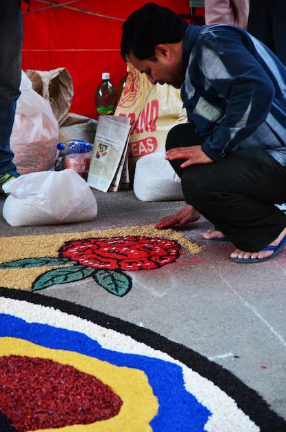 Il disegno nepalese ha reso il simbolo di rangoli dall'arte di colore della vernice in polvere o sabbia per il popolo nepalese rispetta il rito di preghiera alla divinità nel festival delle luci di diwali a thamel il 3 novembre 2013 a kathmandu in nepal