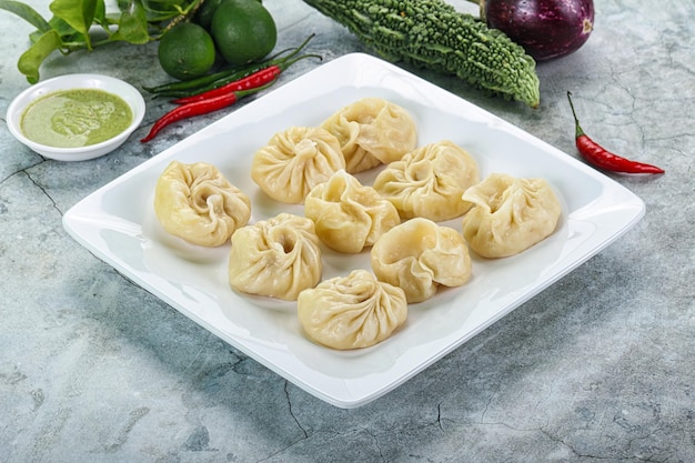 Photo nepali steamed dumplings momo with mint sause