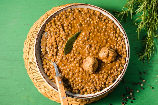 Nepsoep Linzensoep met tomatensaus knoflook en laurierblad Grieks eten