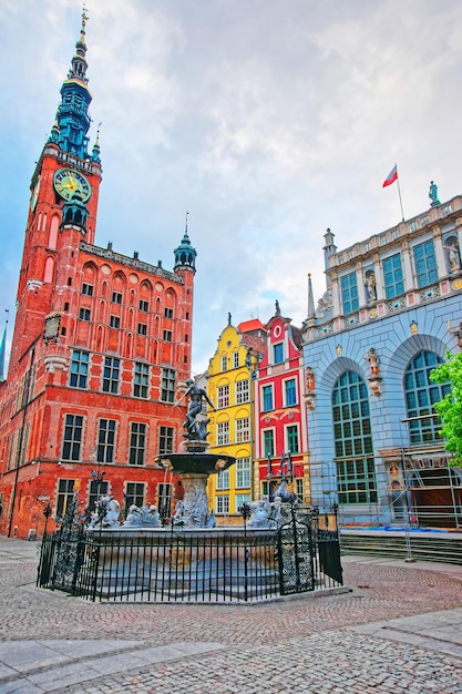 폴란드 그단스크(Gdansk)의 구시가지 중심에 있는 메인 시청(Main City Hall)과 들루기 타르그(Dlugi Targ) 광장에 있는 해왕성 분수. 배경에 있는 사람들.