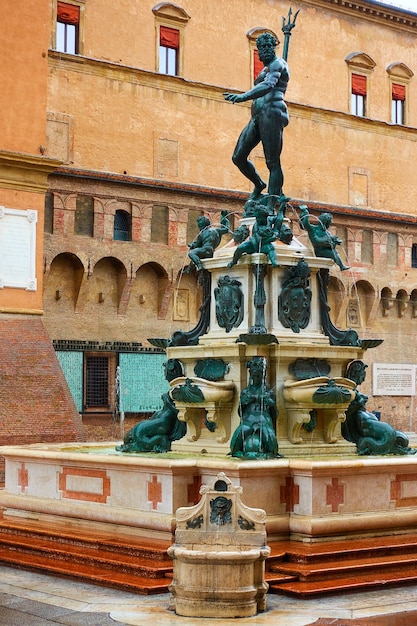 Photo neptune fountain in the piazza maggiore in bologna, italy