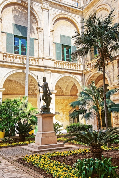 Photo neptune statue in courtyard of grandmaster palace, valletta, malta