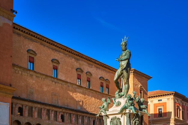 Neptunus-fontein in Piazza Maggiore in Bologna Italië in een zonnige dag