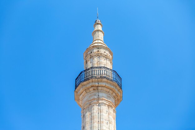 写真 ネラツェ・モスク (neratse mosque) はギリシャのクレタ島のレティムノ市にあるミナレットでイスラム教の記念碑を眺めています