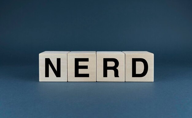 Фото nerd cubes образуют слово nerd