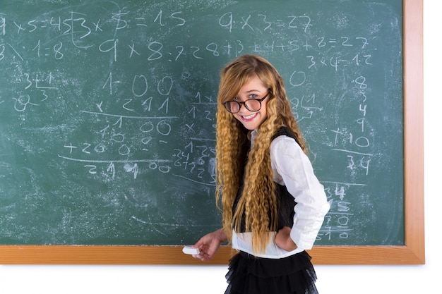 Nerd leerling blond meisje in groen raadsschoolmeisje