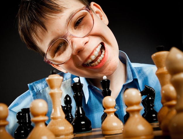 Photo nerd play chess on a black  background