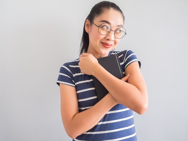 Nerdy Aziatische vrouw glimlacht en houdt een goed boek.