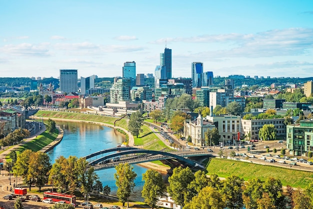 Neris rivier en financiële wijk met wolkenkrabbers van Vilnius, Litouwen.