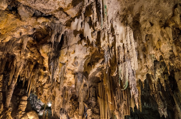Nerja-holformaties. Stalactieten en stalagmieten in de beroemde grotten van Nerja, Málaga, Spa