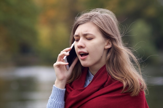 Foto nerveus gefrustreerd boze jonge vrouw, geïrriteerd meisje praten op mobiele telefoon, negatief gesprek op smartphone, schreeuwen