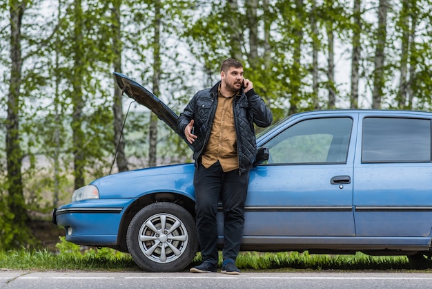 Nerveuze chauffeur belt telefonisch naar de helpdesk