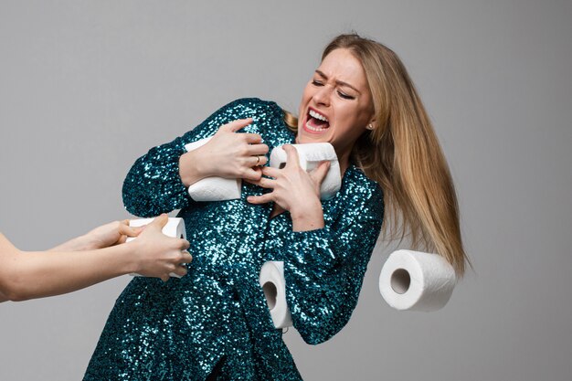 Nerveuze dame vecht om wc-papier