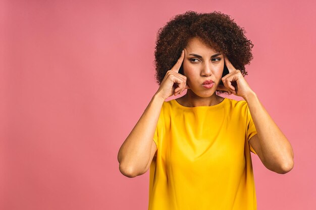 Nerveuze vermoeide afro-amerikaanse zakenvrouw ademen kalmerend verlichten van hoofdpijn of het beheersen van stress geïsoleerd op roze achtergrond