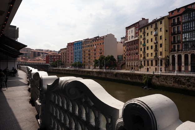 Nervion rivierdijk in het centrum van Bilbao