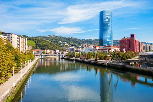 Nervion rivieroever in het centrum van bilbao, de grootste stad in baskenland in noord-spanje