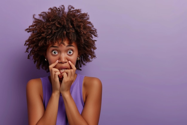 Нервная афроамериканка и кусающая ногти в студии с упс реакцией на сплетни на фиолетовом