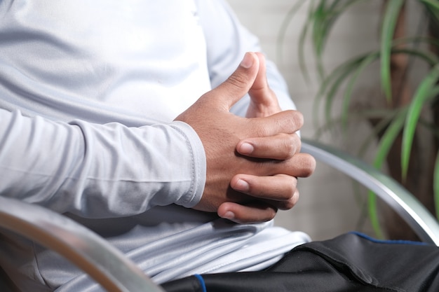 Photo a nervous young man hand