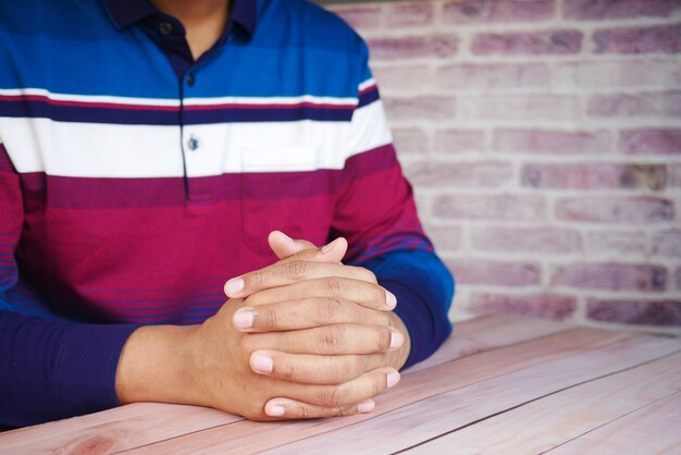 Photo a nervous young man hand