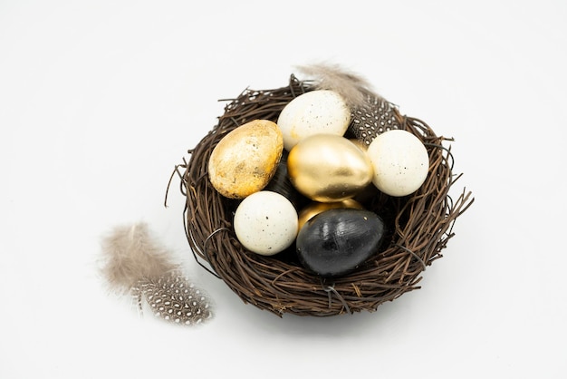 巣、イースターの黄金と白の卵