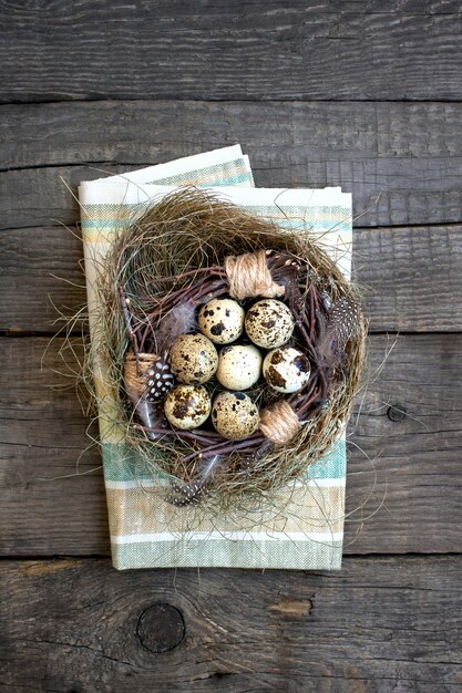 Nest eieren Pasen, houten rustieke achtergrond